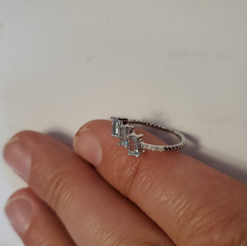 14K White Gold  with Aquamarine, and Diamonds. Very Fine Ring.Certified
